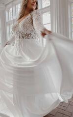 7291 (IV-IV)Ivory Gown With Ivory Tulle Plunge detail