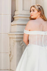 1378 (iv-iv) Ivory Gown With Ivory Tulle Plunge detail