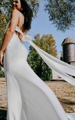 7290 (IV-IV)Ivory Gown With Ivory Tulle Plunge detail