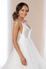 6988 Ivory Gown with Ivory Tulle Plunge detail