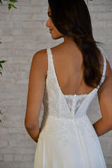 7356 (iv-iv) Ivory Gown With Ivory Tulle Plunge detail