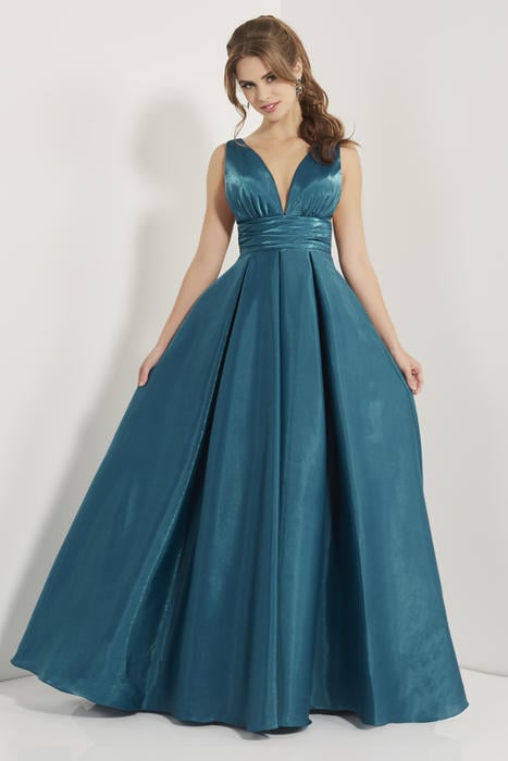 Studio 17 by House of Wu delivers on-trend prom dresses to girls at an affordabl 12735