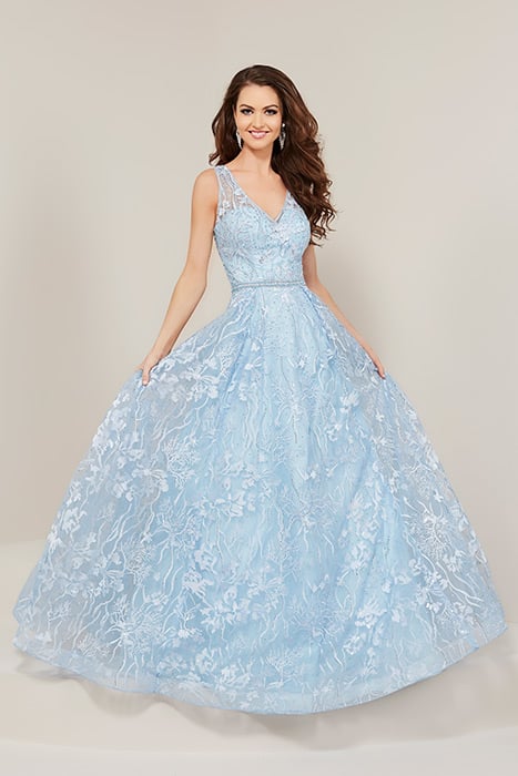 Studio 17 by House of Wu delivers on-trend prom dresses to girls at an affordabl 16346