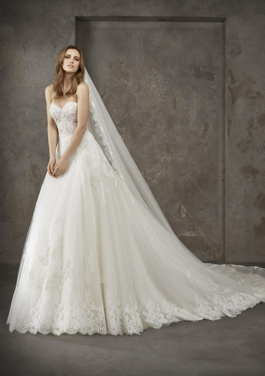 ANDREWS | Fit & flare wedding dress with V-neck | Pronovias
