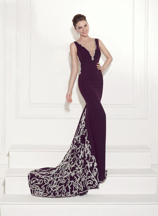 Let yourself be seduced by this feminine and unique dress collection of spectacu 92429