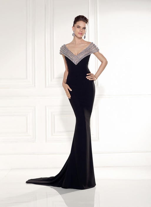 Let yourself be seduced by this feminine and unique dress collection of spectacu 92516