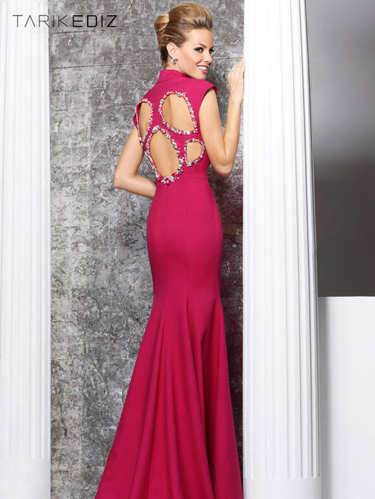 Let yourself be seduced by this feminine and unique dress collection of spectacu 92107