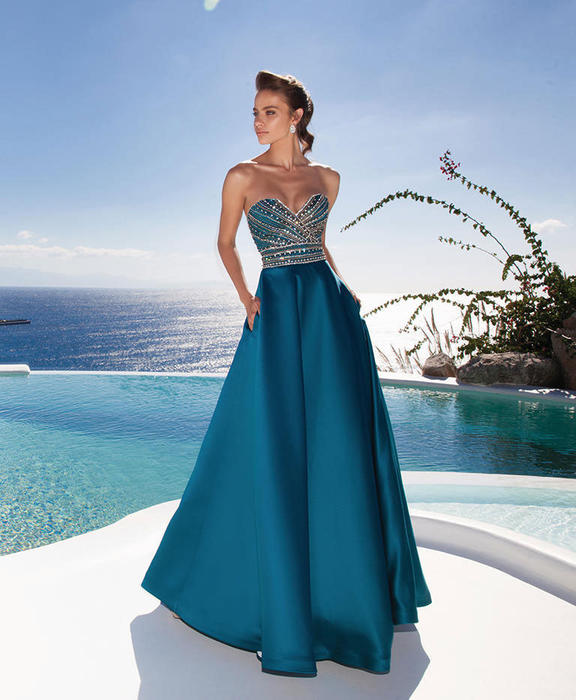 Let yourself be seduced by this feminine and unique dress collection of spectacu 92655