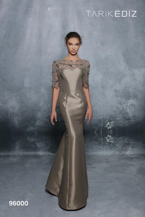 Let yourself be seduced by this feminine and unique dress collection of spectacu