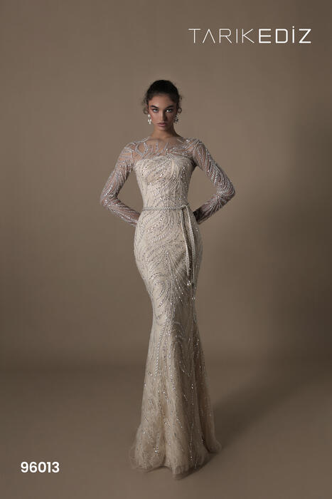 Let yourself be seduced by this feminine and unique dress collection of spectacu 96013