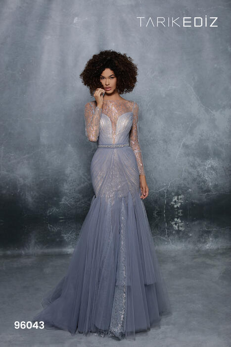 Let yourself be seduced by this feminine and unique dress collection of spectacu