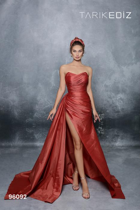 Let yourself be seduced by this feminine and unique dress collection of spectacu 96092