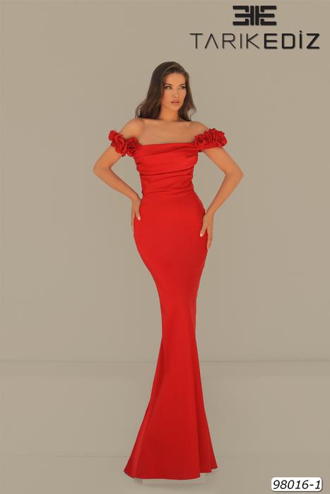 Let yourself be seduced by this feminine and unique dress collection of spectacu 98016