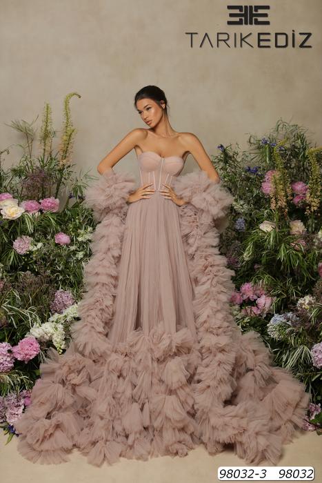 Let yourself be seduced by this feminine and unique dress collection of spectacu 98032