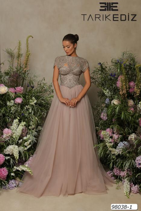 Let yourself be seduced by this feminine and unique dress collection of spectacu 98038