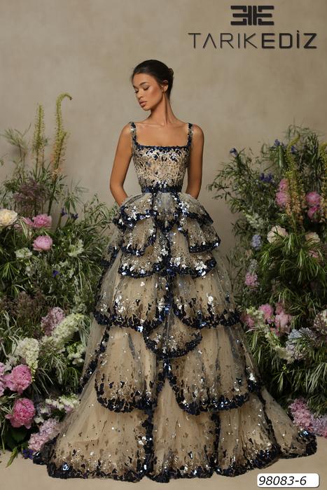 Let yourself be seduced by this feminine and unique dress collection of spectacu 98083