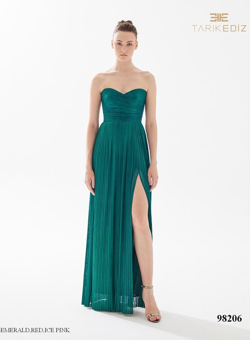 Let yourself be seduced by this feminine and unique dress collection of spectacu 98206