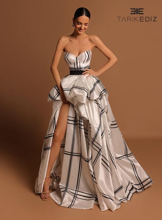 Let yourself be seduced by this feminine and unique dress collection of spectacu 98551