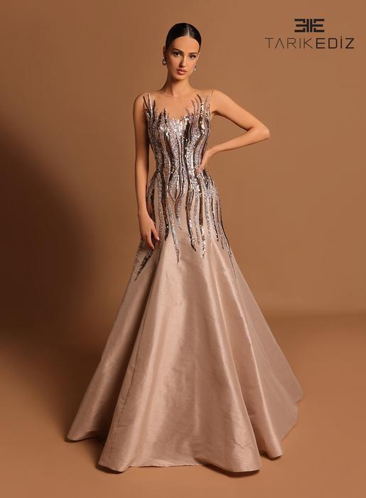 Let yourself be seduced by this feminine and unique dress collection of spectacu 98557