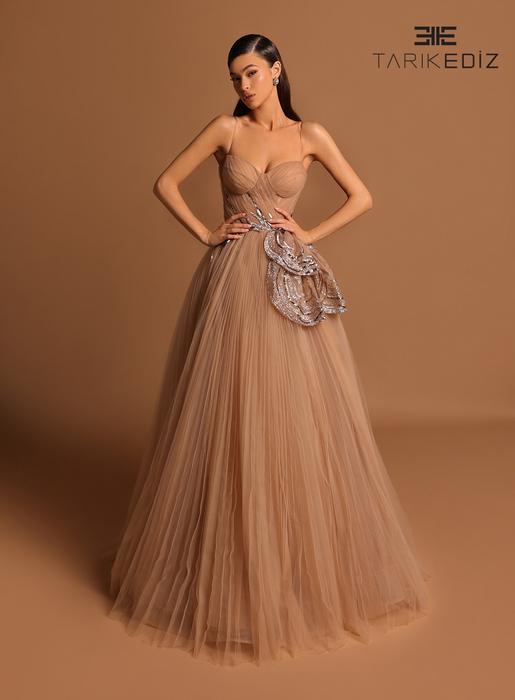 Let yourself be seduced by this feminine and unique dress collection of spectacu 98558