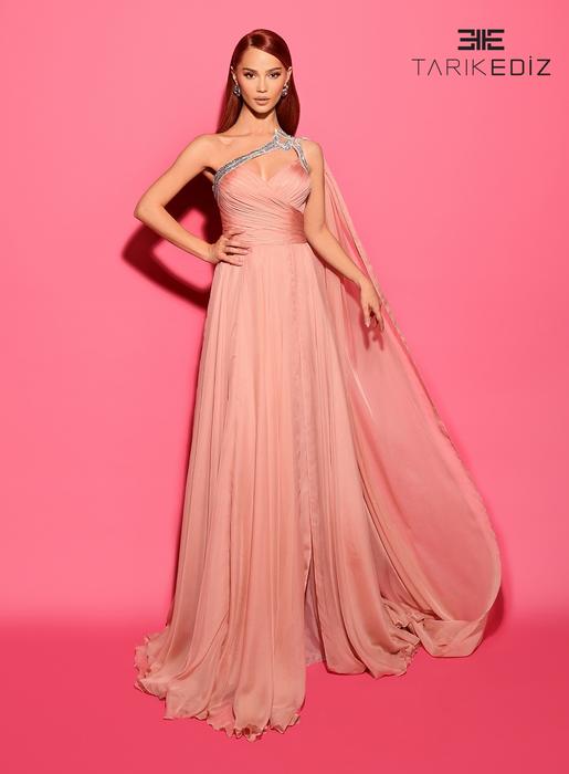 Let yourself be seduced by this feminine and unique dress collection of spectacu 98564