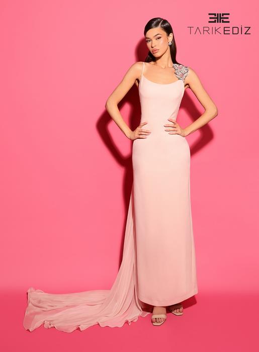 Let yourself be seduced by this feminine and unique dress collection of spectacu 98569
