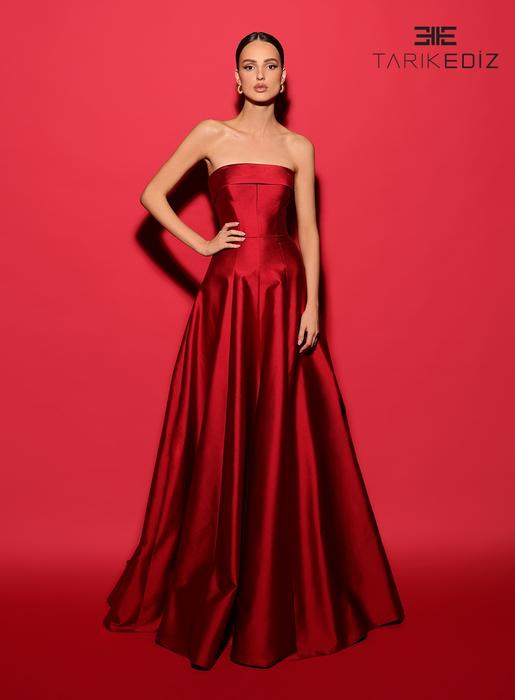 Let yourself be seduced by this feminine and unique dress collection of spectacu 98572